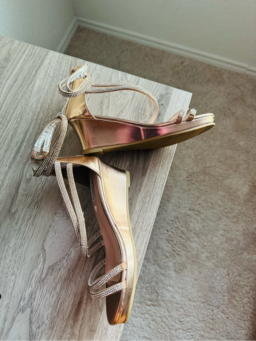 Steve Madden size 5 juniors gold metallic strappy wedges